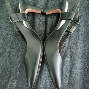 Clarks Black Leather Slingback Pumps. 9M